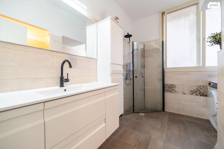 דירה, ברוך שפינוזה, אחדות, פתח תקווה