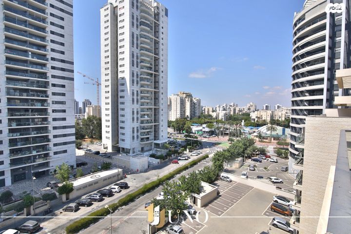 גג/ פנטהאוז, עפרה חזה, משכנות האומנים, קרית מוצקין