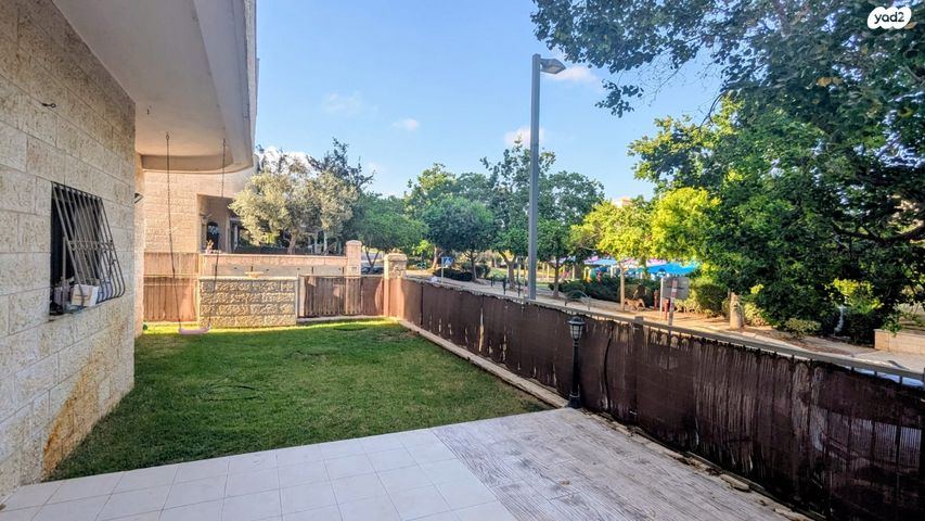 דירת גן, חלומות זכרון, זכרון יעקב