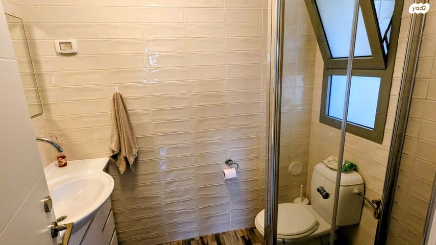 דירת גן, חלומות זכרון, זכרון יעקב