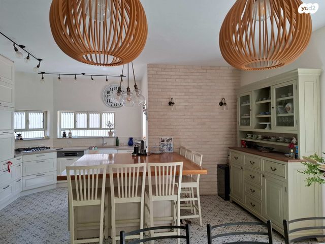 דו משפחתי, הגבעה, אבן יהודה