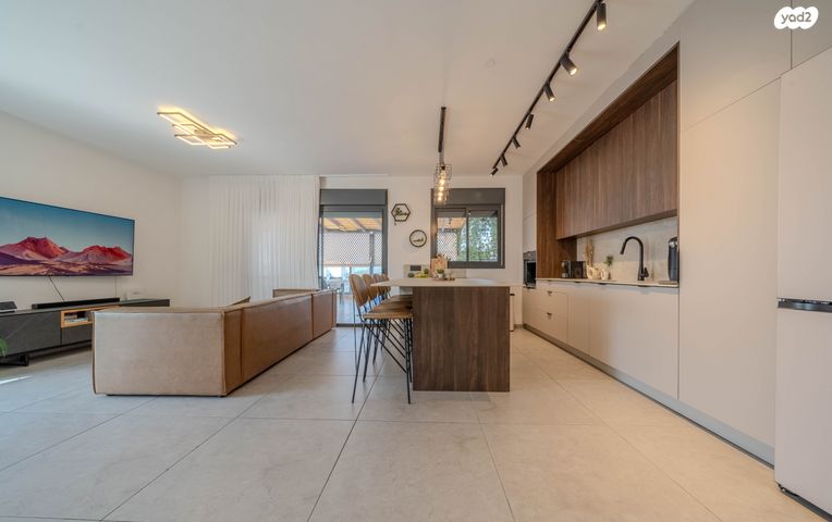 גג/ פנטהאוז, נרקיס 17, הפרחים, חריש