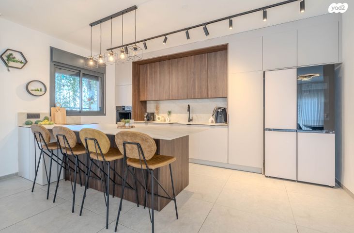 גג/ פנטהאוז, נרקיס 17, הפרחים, חריש