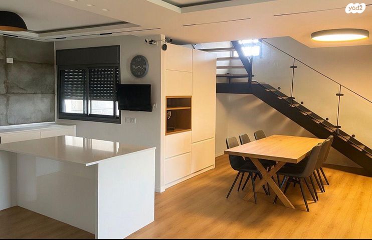 דופלקס, הזמר העברי, כפר סבא