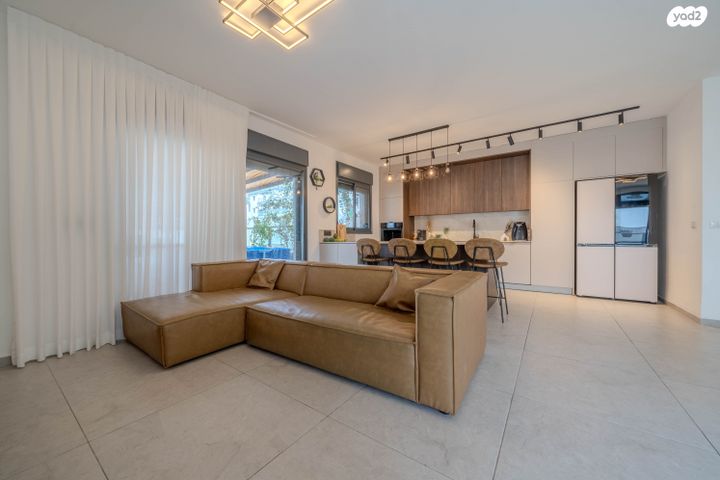 גג/ פנטהאוז, נרקיס 17, הפרחים, חריש