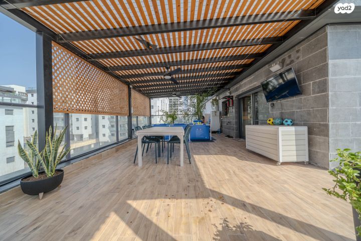 גג/ פנטהאוז, נרקיס 17, הפרחים, חריש