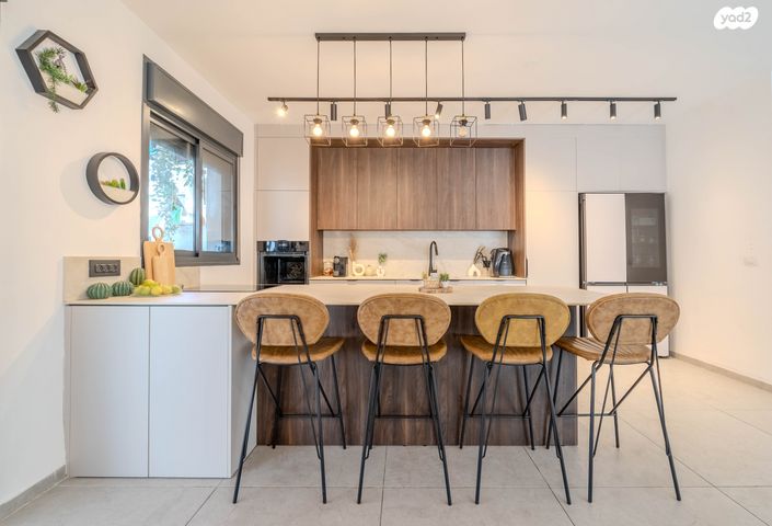 גג/ פנטהאוז, נרקיס 17, הפרחים, חריש