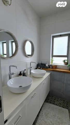 דו משפחתי, תל מונד