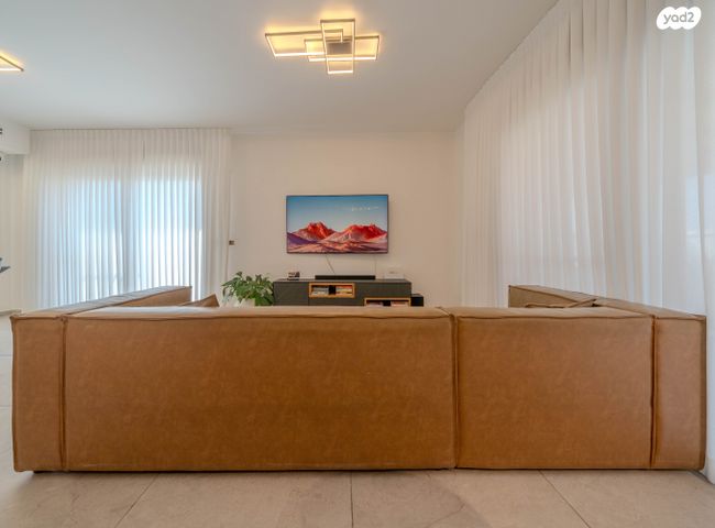 גג/ פנטהאוז, נרקיס 17, הפרחים, חריש