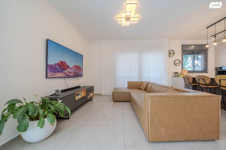 גג/ פנטהאוז, נרקיס 17, הפרחים, חריש