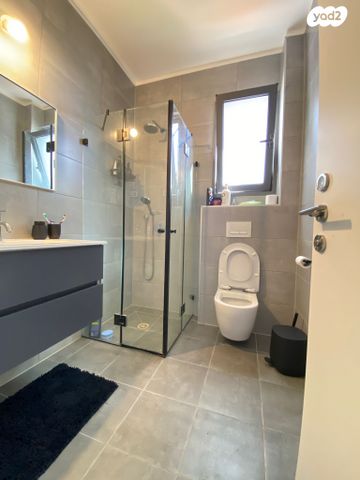 דירה, רפאל איתן, נאות שמיר, רמלה