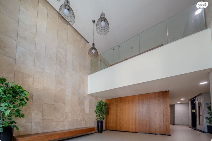 גג/ פנטהאוז, נרקיס 17, הפרחים, חריש