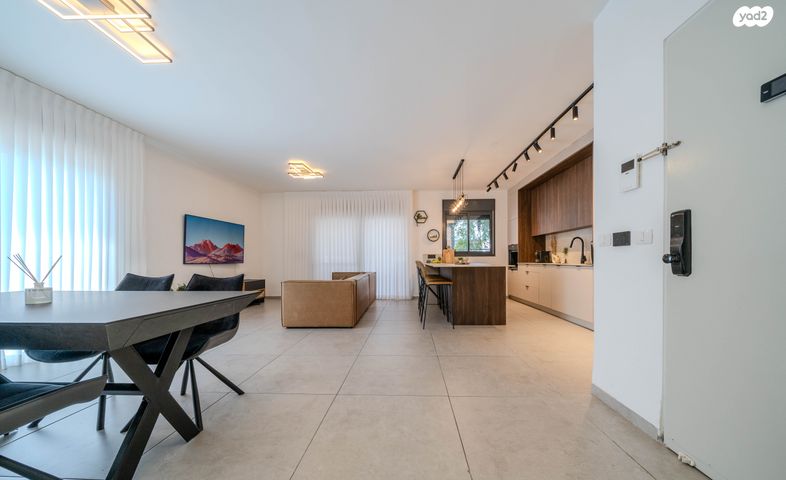 גג/ פנטהאוז, נרקיס 17, הפרחים, חריש