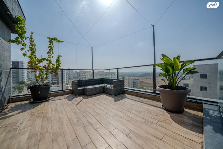 גג/ פנטהאוז, נרקיס 17, הפרחים, חריש