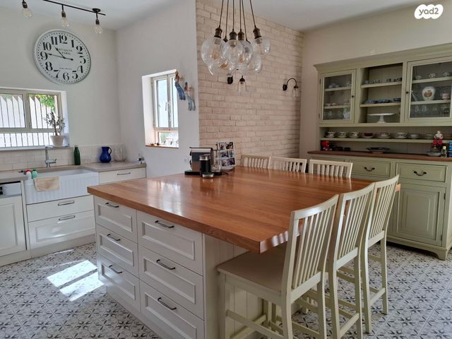 דו משפחתי, הגבעה, אבן יהודה