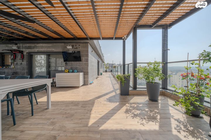 גג/ פנטהאוז, נרקיס 17, הפרחים, חריש