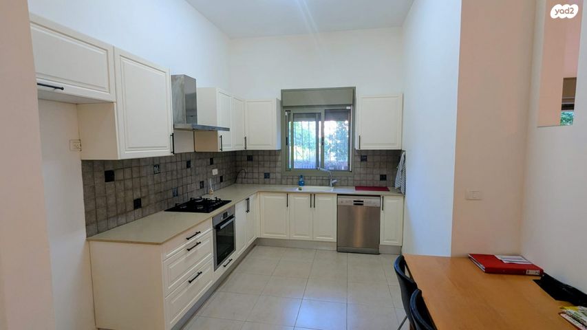 דירת גן, חלומות זכרון, זכרון יעקב