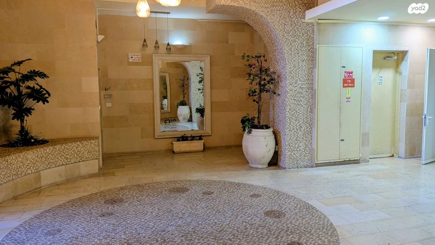 דירת גן, חלומות זכרון, זכרון יעקב