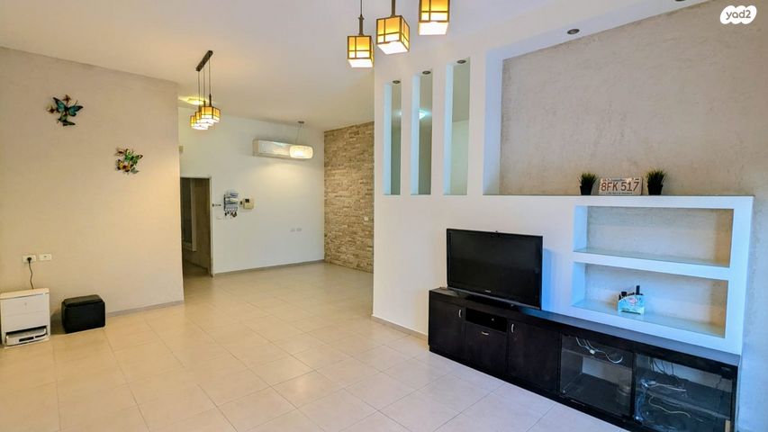 דירת גן, חלומות זכרון, זכרון יעקב