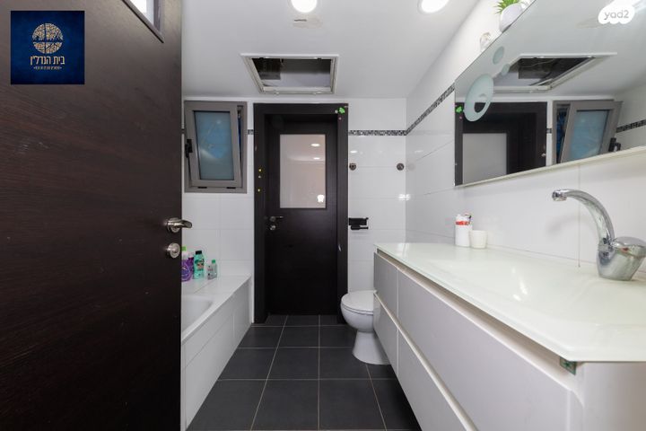 דירה, חתני פרס ישראל, באר יעקב