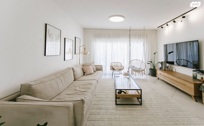 דירה, אלוף רחבעם זאבי, הדר המושבות החדשה / אם המושבות החדשה, פתח תקווה