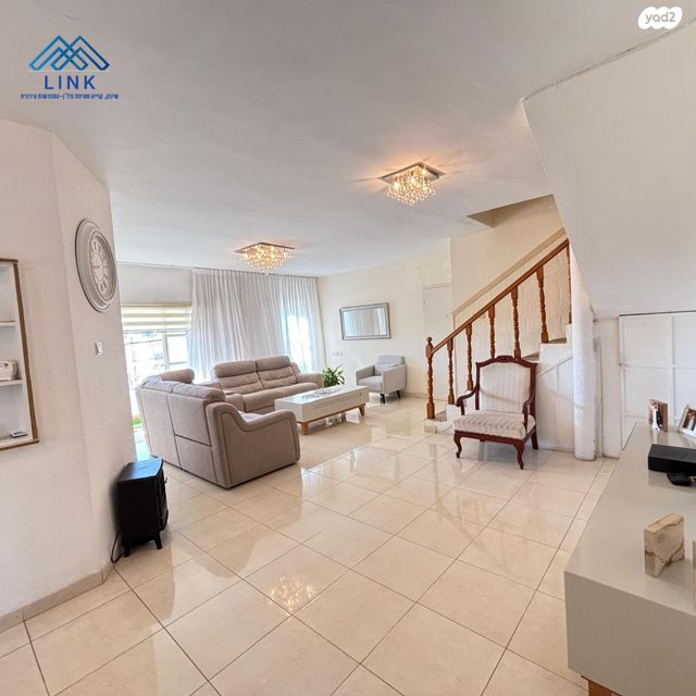 דירה, לוי אשכול, כהן, טירת כרמל