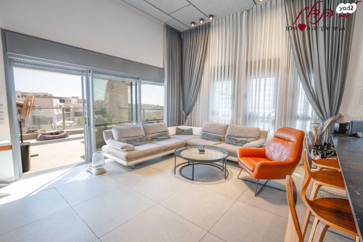 גג/ פנטהאוז, דוכיפת, הציפורים, מודיעין מכבים רעות