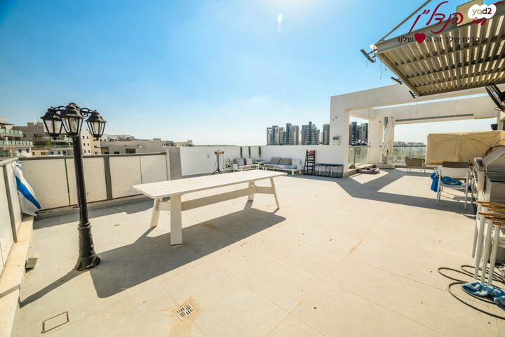 גג/ פנטהאוז, דוכיפת, הציפורים, מודיעין מכבים רעות