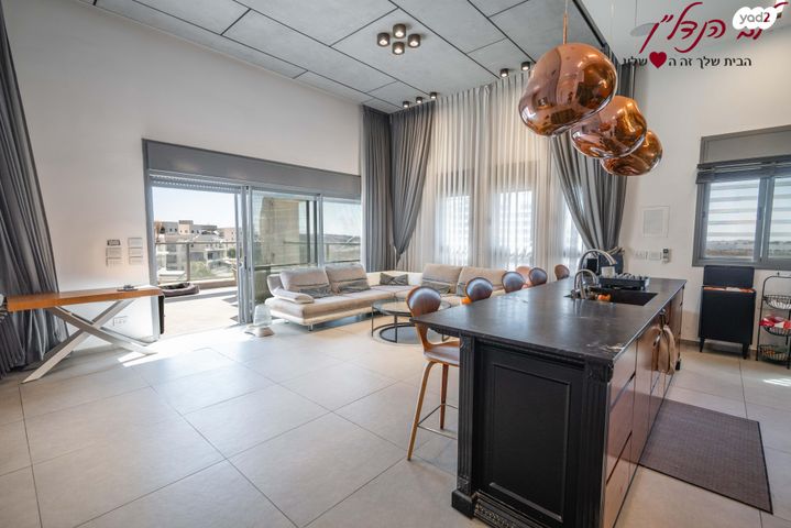 גג/ פנטהאוז, דוכיפת, הציפורים, מודיעין מכבים רעות