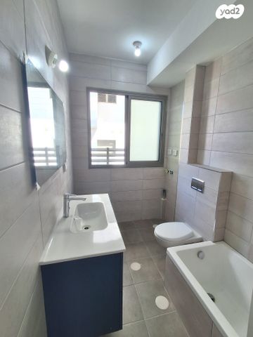 דירה, שדרות יצחק גרשטנקורן, הפועל המזרחי ב', שיכון ב', בני ברק