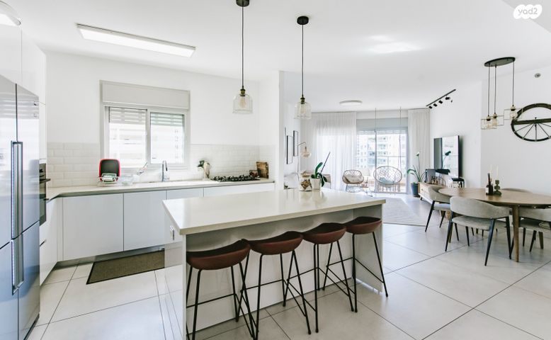 דירה, אלוף רחבעם זאבי, הדר המושבות החדשה / אם המושבות החדשה, פתח תקווה