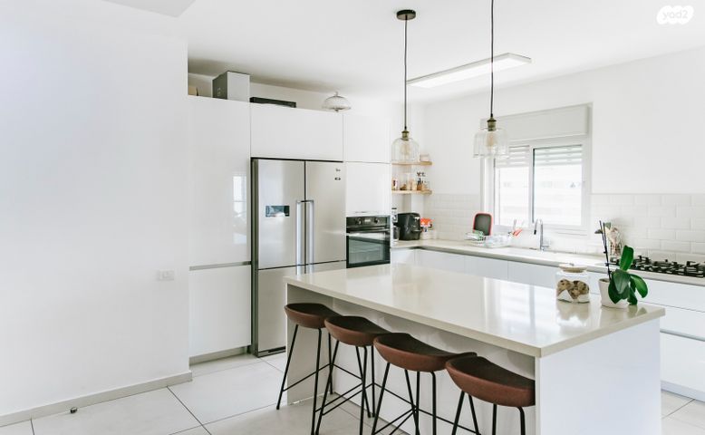 דירה, אלוף רחבעם זאבי, הדר המושבות החדשה / אם המושבות החדשה, פתח תקווה