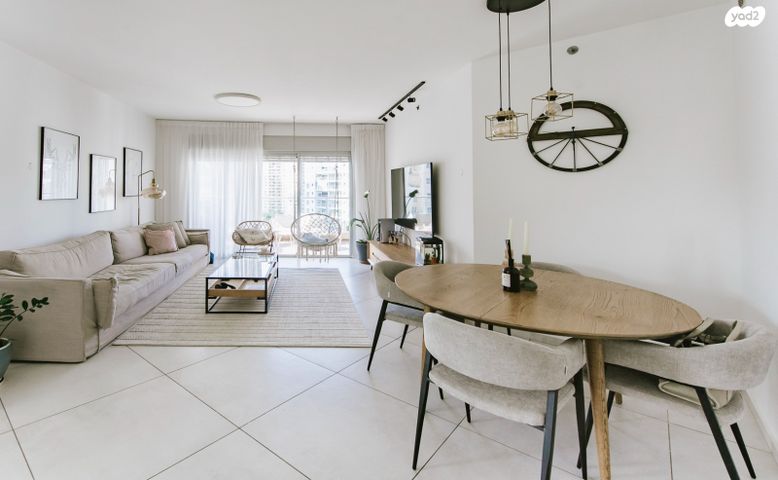 דירה, אלוף רחבעם זאבי, הדר המושבות החדשה / אם המושבות החדשה, פתח תקווה