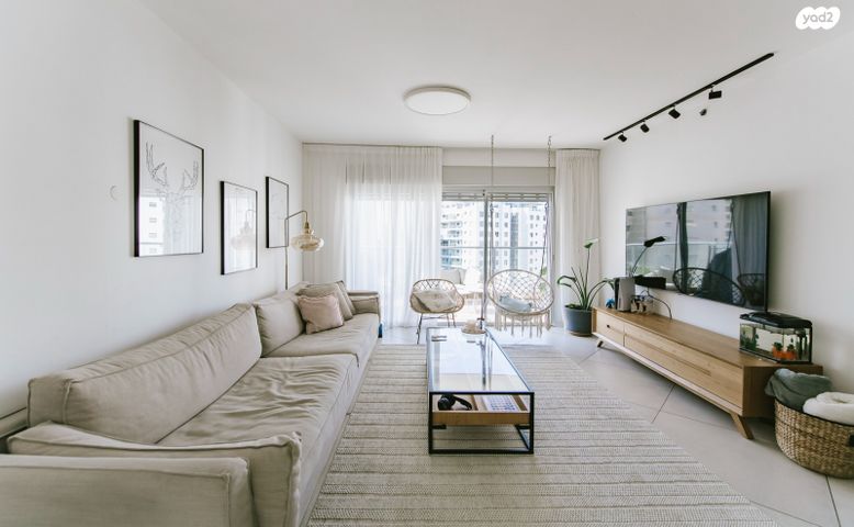 דירה, אלוף רחבעם זאבי, הדר המושבות החדשה / אם המושבות החדשה, פתח תקווה