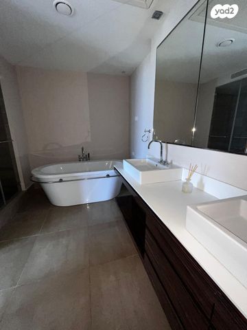 גג/ פנטהאוז, פנקס, הצפון החדש - כיכר המדינה, תל אביב יפו