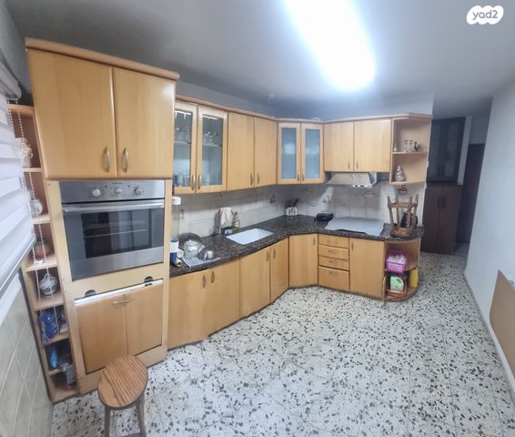 דירה, יהודה הלוי, דוד רזיאל, קרית שמונה