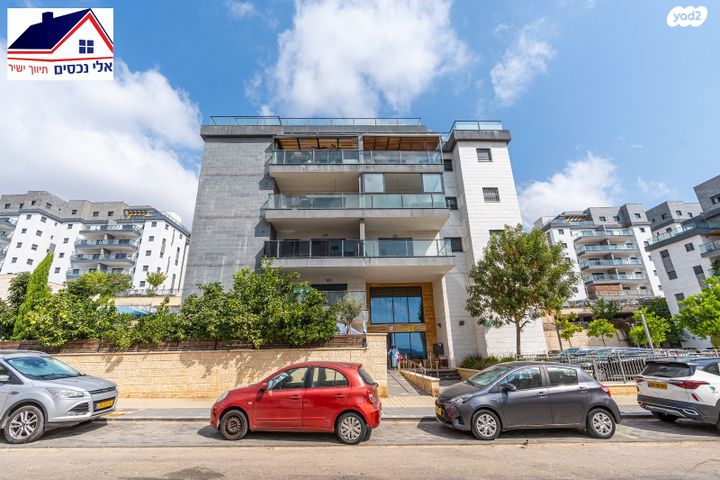 גג/ פנטהאוז, נרקיס, הפרחים, חריש