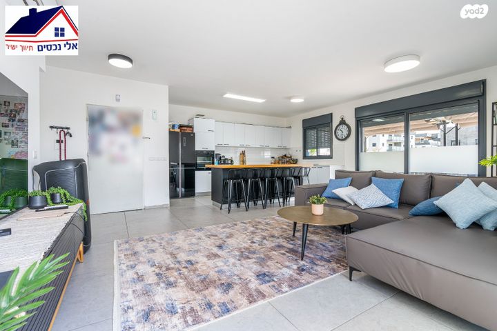 גג/ פנטהאוז, נרקיס, הפרחים, חריש