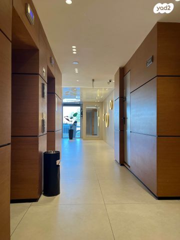 דירה, אהוד מנור, נאות אפק, אפקה, קרית ביאליק