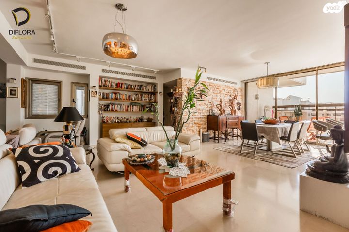 דירה, אורי צבי גרינברג, אזורי חן, גימל החדשה, תל אביב יפו