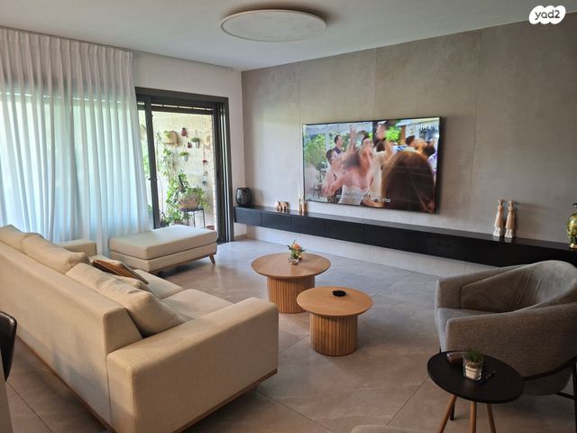 דירת גן, מוצא עילית