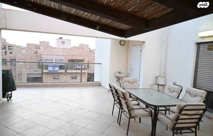 גג/ פנטהאוז, מודיעין מכבים רעות