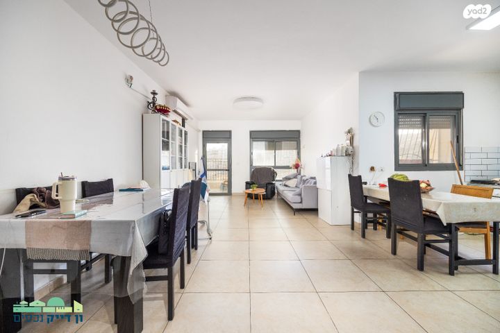 דירה, יצחק רפאל, חומת שמואל, הר חומה, ירושלים