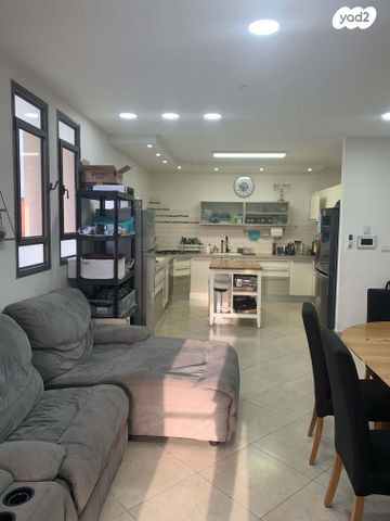 דו משפחתי, הבנים, קרית עקרון