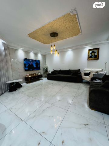 דו משפחתי, הנדיב, עכו