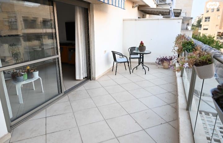 גג/ פנטהאוז, מודיעין מכבים רעות