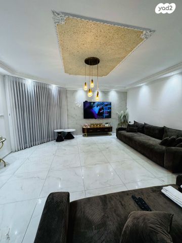 דו משפחתי, הנדיב, עכו