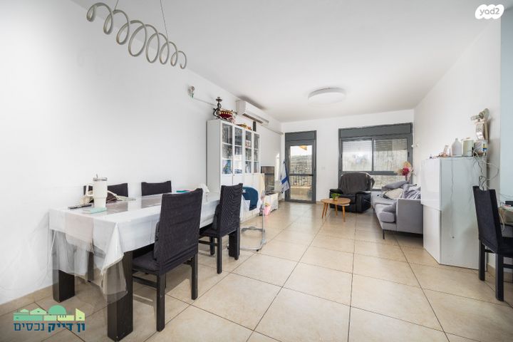 דירה, יצחק רפאל, חומת שמואל, הר חומה, ירושלים