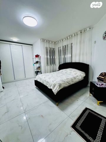 דו משפחתי, הנדיב, עכו