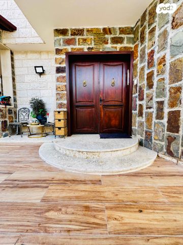 דו משפחתי, הנדיב, עכו